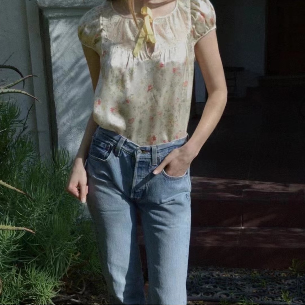 Doen Camri Floral Silk Top - Picture 3 of 9